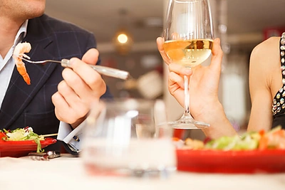 Etiketo keistenybės: nuo spaudymosi pasisveikinant iki mandagaus siurbčiojimo