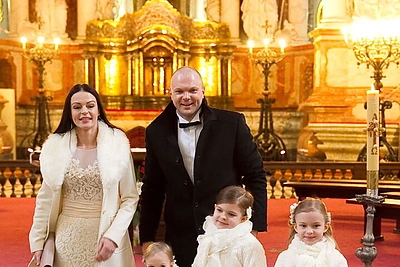 Dviguba Kristupo ir Jurgitos Krivickų šventė: atnaujinti santuokos įžadai ir trijų dukrų krikštynos