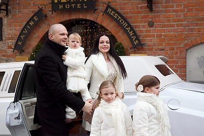 Jurgita ir Kristupas Krivickai su dukromis Atėne, Elada ir Fausta