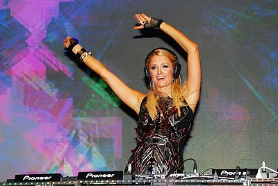 Paris Hilton įsitikinusi, kad ji yra geriausiai apmokamų pasaulio didžėjų penketuke