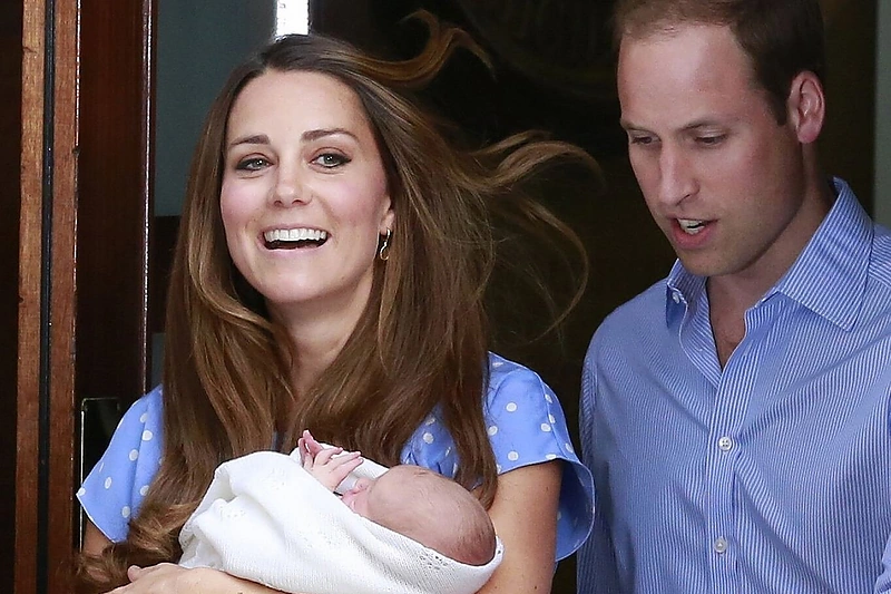 Didžiosios Britanijos princas Williamas su žmona Catherine ir sūnumi princu Georgeu išeina iš ligoninės