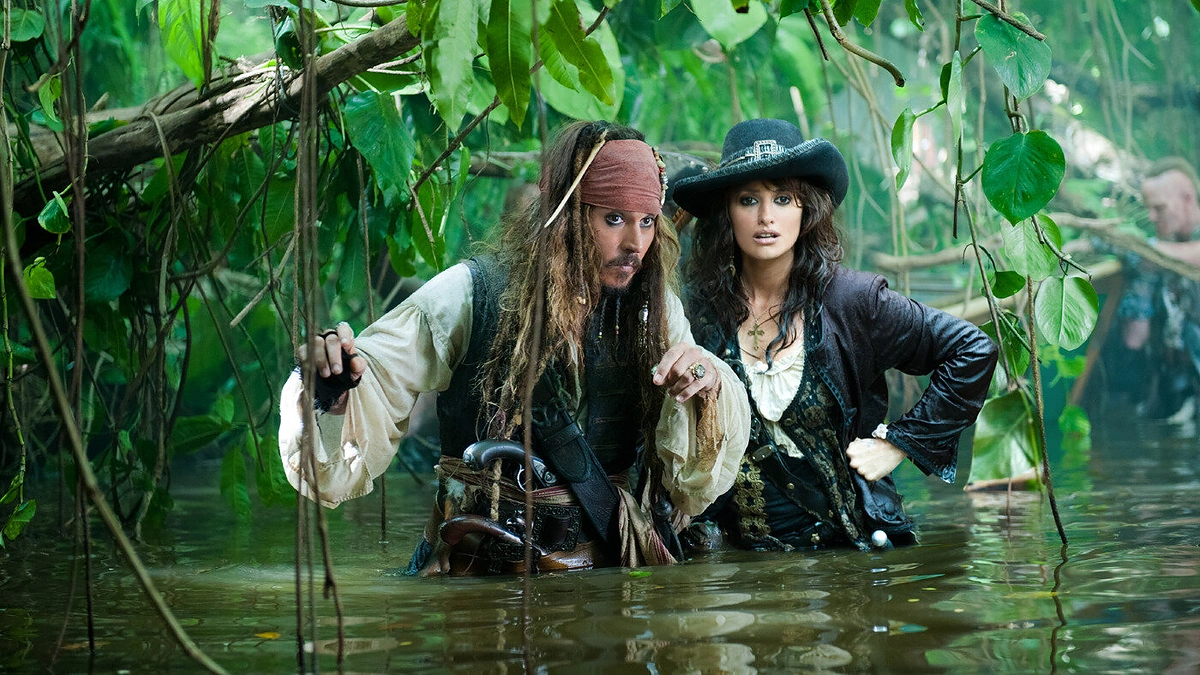 Johnny Deppas ir Penelope Cruz filme „Karibų Piratai: ant keistų bangų“
