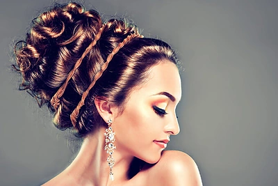 Kuo puošti plaukus? Patarimai pagal jūsų amžių