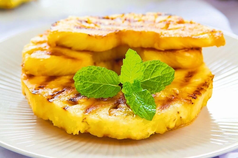 Ananasai ant grotelių