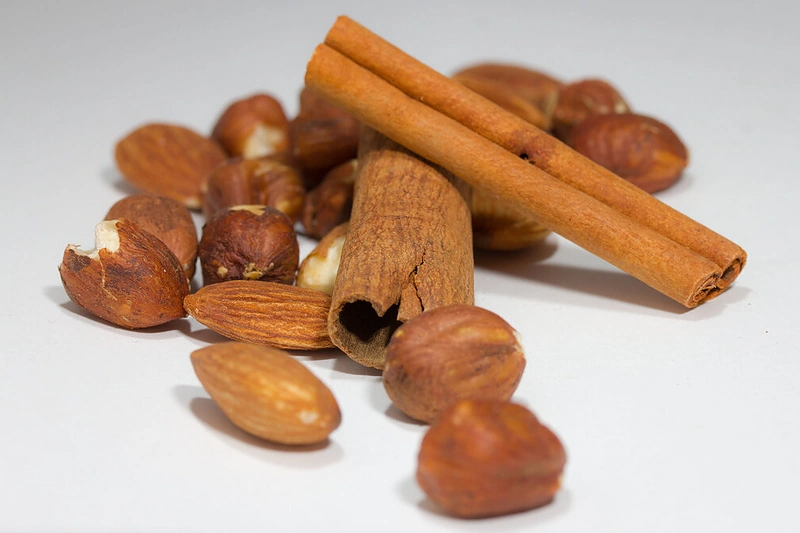 Cinamono lazdelės su riešutais