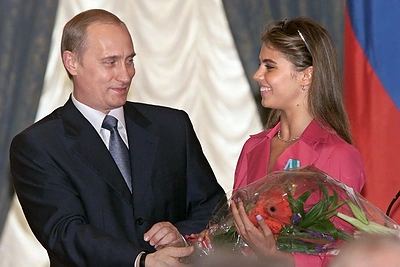 Vladimiras Putinas ir Alina Kabajeva (2001 m.) / AFP/„Scanpix“ nuotr.