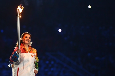 Alina Kabajeva Sočio olimpinių žaidynių atidaryme / AFP/„Scanpix“ nuotr.