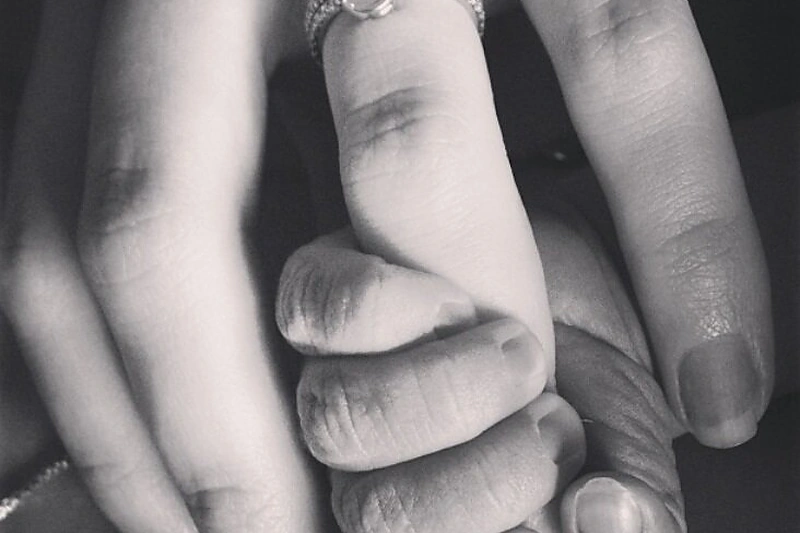 Teresos Palmer ir jos sūnaus Bodhi rankos