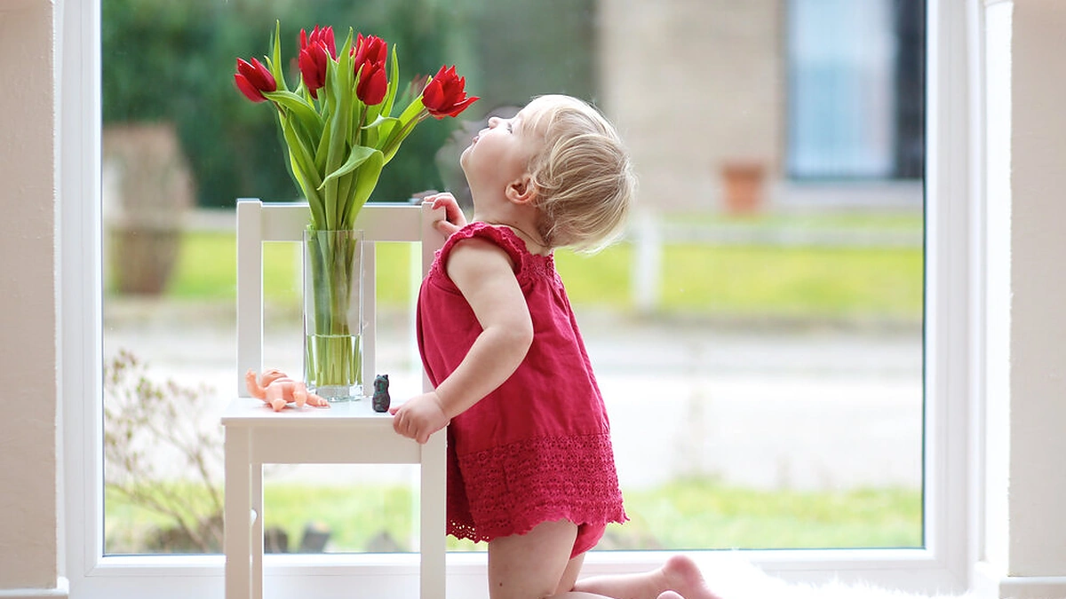 Mergaitė uosto tulpes