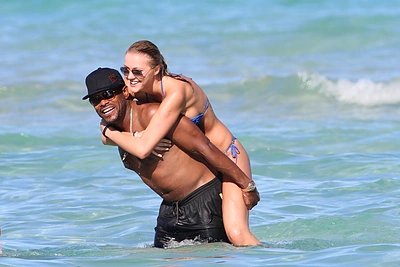 „Grammy“ laureato Maxwello mergina – lietuvė Deimantė Guobytė