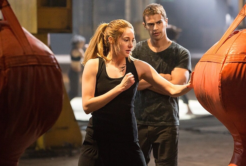 Shailene Woodley ir Theo Jamesas filme „Divergentė“