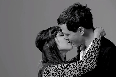 Nejaukus, bet stebuklingas pirmasis bučinys: kas nutiko, kai dvidešimties nepažįstamųjų buvo paprašyta pasibučiuoti prieš kamerą?