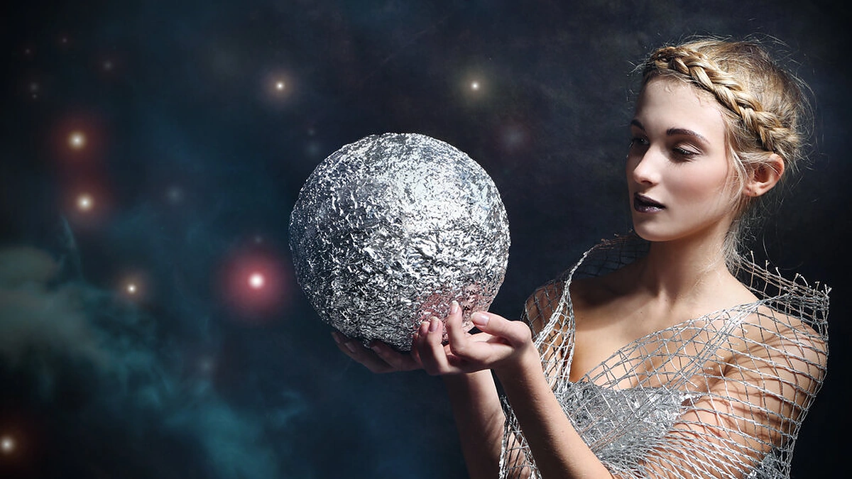 Moteris laiko rutulį