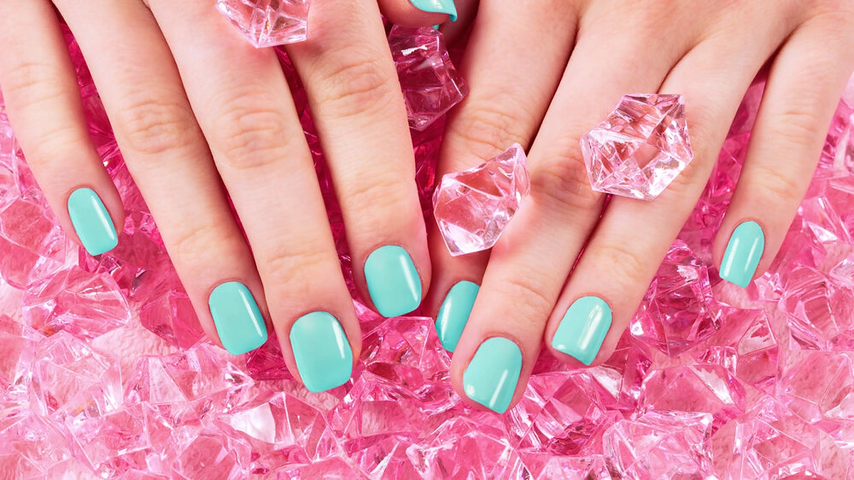 Spalvotas manikūras