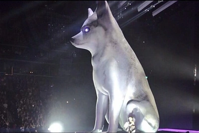 Miley Cyrus prie Floydo skulptūros