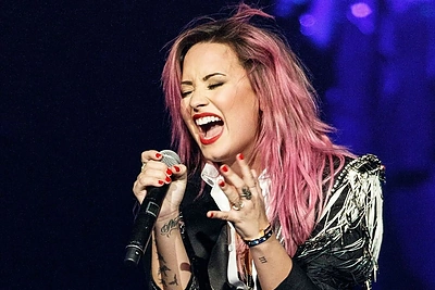 Į internetą nutekėjo Demi Lovato ir jos vaikino Wilmerio Valderramos meilės žaidimų nuotraukos