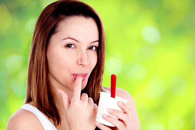 Moteris valgo jogurtą