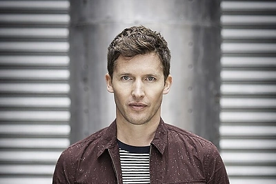 Įvertinkite: Jamesas Bluntas pristatė vasarišką singlo „Postcards“ vaizdo klipą