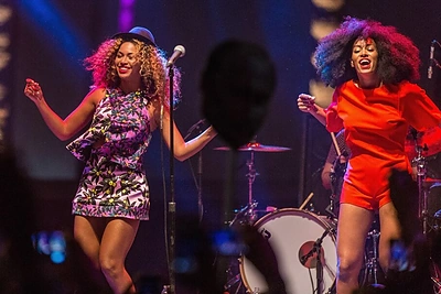 Muzikos festivalyje „Coachella“ Beyonce ant scenos šėlo su seserimi Solange