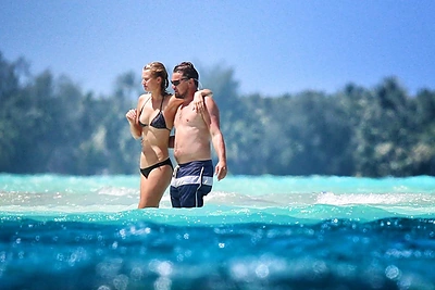 Iš vandens išniręs paparacas Bora Bora saloje pričiupo Leonardo DiCaprio ir iki pusės nuogą jo merginą Toni Garrn