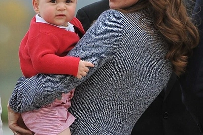 Kembridžo hercogienė Catherine su sūnumi George'u
