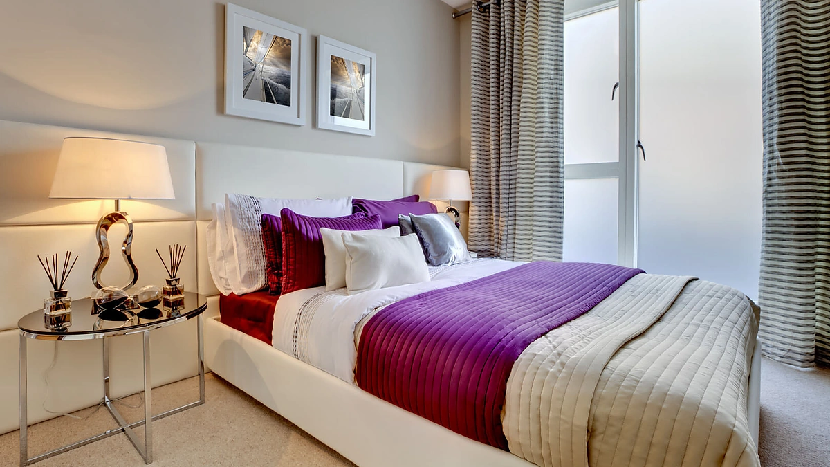 Violetinės spalvos akcentai interjere