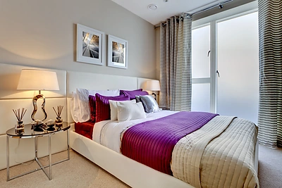 Violetinės spalvos akcentai interjere