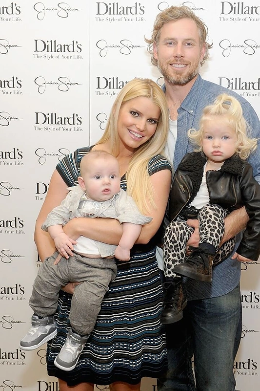 Jessica Simpson ir Ericas Johnsonas su vaikais Ace'u ir Maxwell