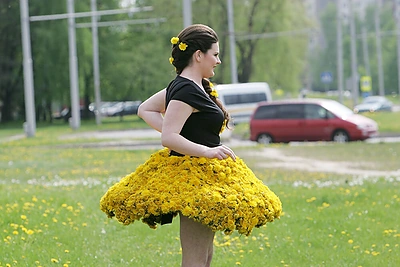 Suknelė iš pienių žiedų