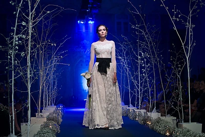 Moteriškumu ir elegancija alsuojančią kolekciją „Suknelės išpažintis“ pristačiusi Viktorija Jakučinskaitė dėkojo mamai ir širdies draugui