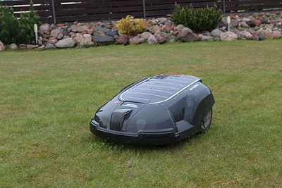 Robotas Albinas prižiūri 20 arų veją.