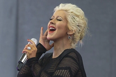 Besilaukianti dainininkė Christina Aguilera apsinuogino žurnalo viršeliui