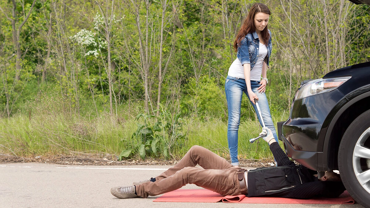 Vyras taiso automobilį