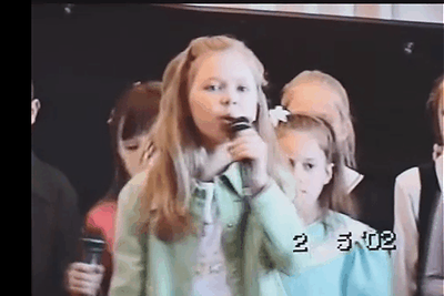 Vaizdo įrašas iš Monikos Linkytės vaikystės: būdama 10-ies muzikos mokykloje ji dainavo „Neklaužadą“