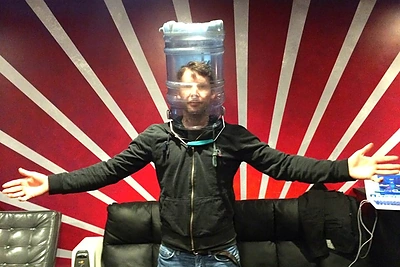 Jamesas Bluntas didžiulį vandens butelį pavertė kostiumo dalimi