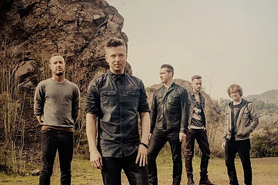 „OneRepublic“ Anglijos karalienei pasiūlė skrybėlę iškeisti į ledo kibirą