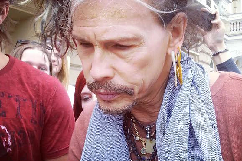 Stevenas Tyleris su Dovilės Dagės kurtu vėriniu