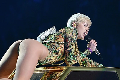 Miley Cyrus tikina, kad Elvis Presley scenoje elgdavosi taip pat vulgariai, kaip ir ji