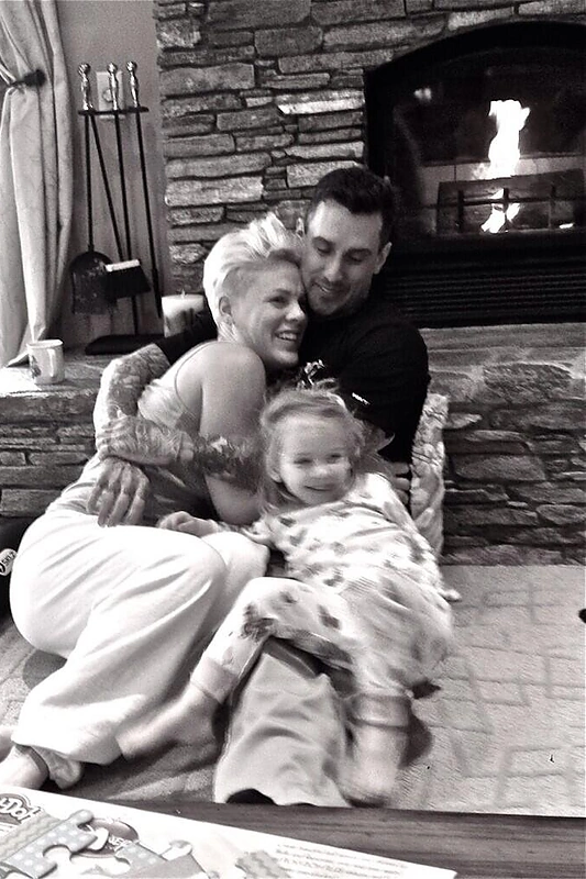 Pink ir Carey Hartas su dukra Willow