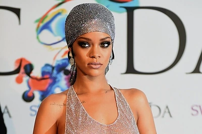 Nei nuoga, nei apsirengusi: labiausiai šokiruojanti žvaigždžių apranga