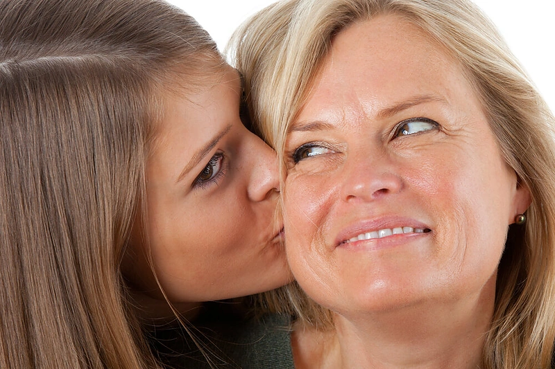 Dukra bučiuoja mamą