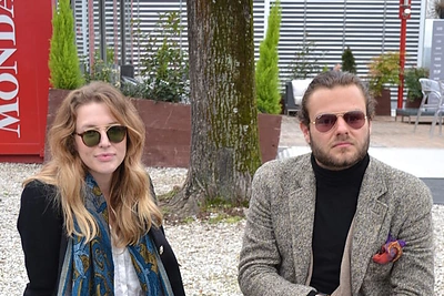 Gatvės stilius: basos kojos ir nemarus pasitikėjimas savimi