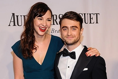 „Hario Poterio“ žvaigždė Danielis Radcliffe'as pirmą kartą raudonuoju kilimu žengė su mylimąja Erin Darke