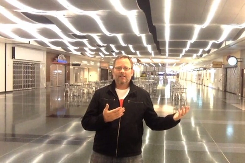 Oro uoste visiškai vienas naktį likęs amerikietis sukūrė komišką klipą pagal Celine Dion baladę „All By Myself“