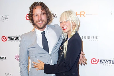 Hito „Chandelier“ atlikėja Sia susižadėjo su kino kūrėju Eriku Andersu Langu