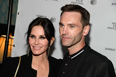 Courteney Cox susižadėjo su muzikantu Johnny McDaidu