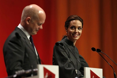 Karalienė Elizabeth II aktorei Angelinai Jolie suteikė Didžiosios Britanijos garbės damos titulą