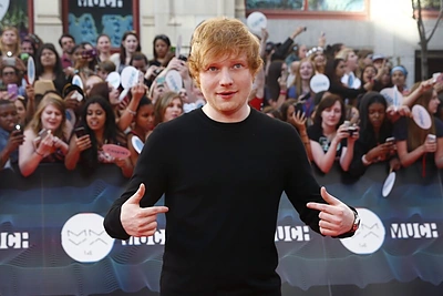 Edas Sheeranas prekybos centre išgirdęs jo dainą traukiančią gerbėją uždainavo kartu