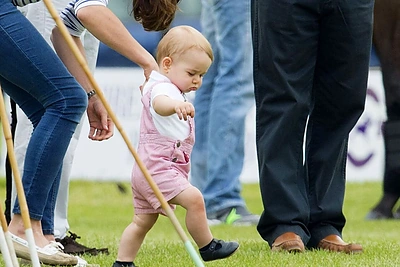 Džiaugsmas ir kuklumas: pirmieji princo George‘o žingsniai ir Kate palaidinė už 208 litus