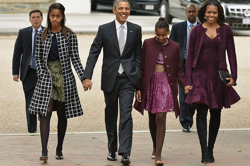Barackas Obama ir Michelle Obama su dukromis Malia (kairėje) ir Sasha